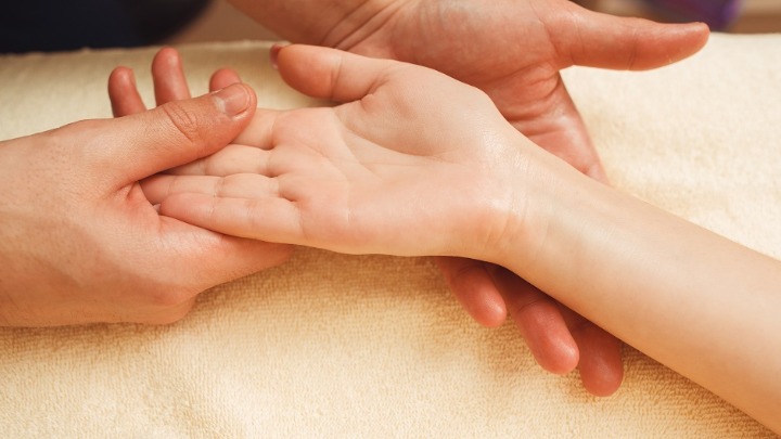 Prvi simptom bolesne jetre javlja se na DLANOVIMA: A mnogi misle da je ALERGIJA 