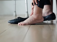 Najbolji terapeutski trik: Oslobodite se bola u stopalima samo jednim potezom (VIDEO) 