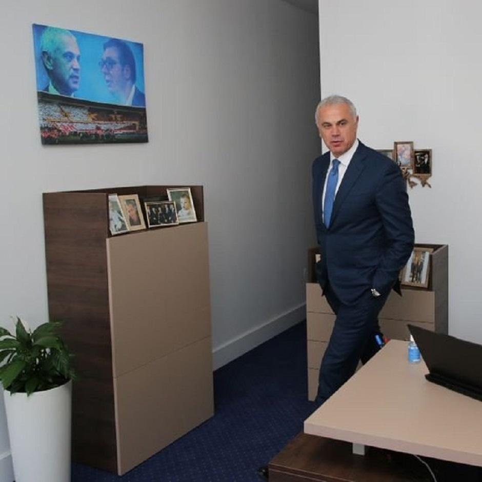 Terzić drži Vučića na zidu u kancelariji FOTO: Printscreen