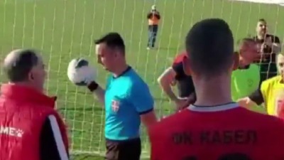  CIRKUS Trener Kabela sa igračima napravio sačekušu sudijama (video)