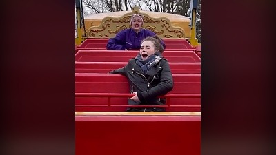 IZBEZUMLJENA devojka u luna parku: Vožnja je ne zabavlja (VIDEO) IZBEZUMLJENA devojka u luna parku: Vožnja je ne zabavlja (VIDEO)