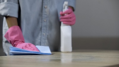 Koliko zarađuju čistačice u Srbiji? Školske 44.000 RSD, a kako se stiže do TRI PUTA VIŠE