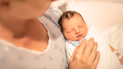 HOROR: Bebisiter udarao bebu o pod, izdahnula u majčinom naručju