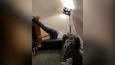 Kad ujak uzme igračku: Pijan "nabada" vazduh i lomi (VIDEO)