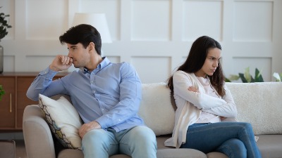7 tihih znakova da vas partner emotivno uništava