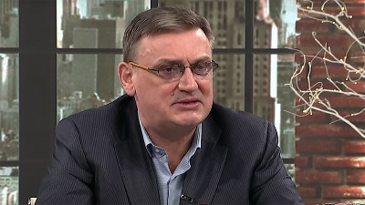 Drobnjak sedeo u kafiću u Čačku, građani se okupili ispred: Pogledajte kako beži kroz kuhinju (VIDEO)