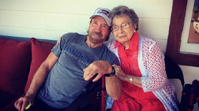 Čak Noris proslavio mamin 100. rođendan