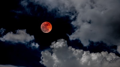 Potpuno pomračenje Meseca vidljivo iz Srbije (FOTO)