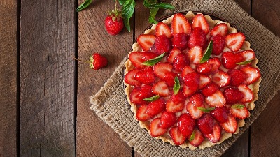 Kolač sa jagodama i keksom! Prolećna poslastica gotova za 15 minuta