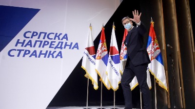 Spotom ubeđuju Vučića da ne ide iz SNS: Šta je poruka?