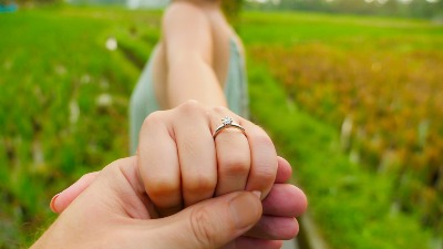 Zaprosio devojku na koncertu, ona pobegla: Snimak postao HIT na MREŽAMA (VIDEO) 