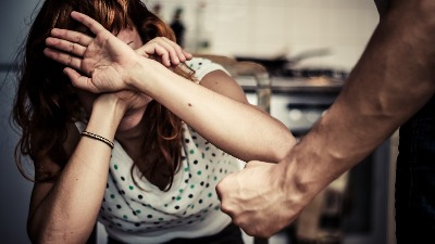 Uhapšen nasilnik: Udarao suprugu u glavu dok nije pala Uhapšen nasilnik: Udarao suprugu u glavu dok nije pala