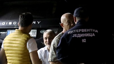 Čeda Jovanović demolirao lokal, pa ga odvela policija (FOTO) Čeda Jovanović demolirao lokal, pa ga odvela policija (FOTO)