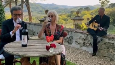 Sting svira serenadu supruzi posle 30 godina braka (VIDEO) Sting svira serenadu supruzi posle 30 godina braka (VIDEO)