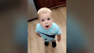 DUŠA MALA: Dečak sve deli sa kucom (VIDEO) DUŠA MALA: Dečak sve deli sa kucom (VIDEO)