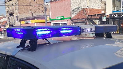 Članu Saveta MZ Liman isekli gume na automobilu