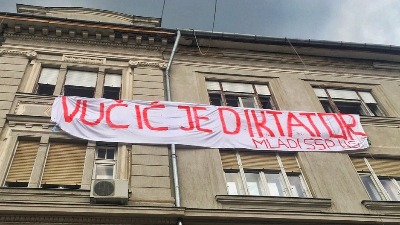 "Vučić je diktator": Poruka predsedniku iz Novog Sada (FOTO)
