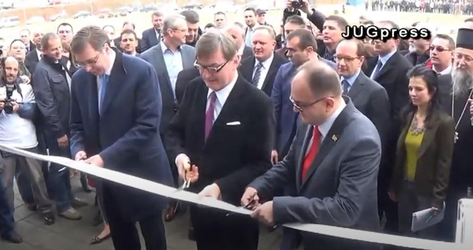 Vučić je 2016. presekao vrpcu prilikom otvaranja Geoxa u Vranju FOTO: Printscreen