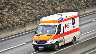 Kamion probio ogradu i pao na železničke šine (FOTO) Kamion probio ogradu i pao na železničke šine (FOTO)