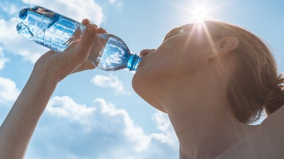 Ne pijte vodu iz flašice koja se zagrejala na suncu, EVO zašto
