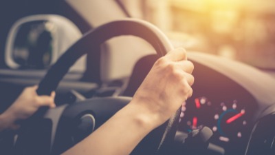 Vožnja i karakter: Držite obe ili jednu šaku na volanu?