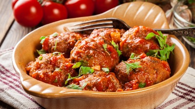 Ćufte na vodi u paradajz sosu: Toliko su ukusne da niko neće ni primetiti da nema mesa