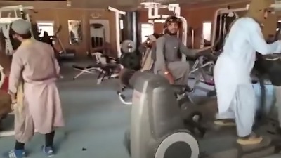 Juče u pećinama, danas u palati: Talibani u teretani i luna parku (VIDEO) Juče u pećinama, danas u palati: Talibani u teretani i luna parku (VIDEO)
