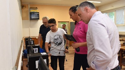 Matematička gimnazija i Alek Kavčić darivali računare osnovnim školama