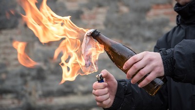 Maskirani muškarci bacili Molotovljev koktel u Bačkoj Palanci (VIDEO)