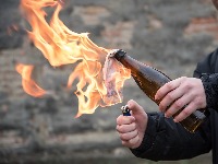 Kod Obrenovca bačen Molotovljev koktel: Zapaljen auto