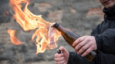 DRAMA U KOTEŽU U ZORU: Maskirani napadači na motoru zapalili lokal, sumnja se na molotovljev koktel!
