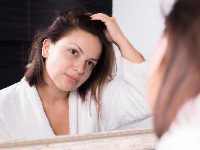 Besplatan trik od samo 10 sekundi koji sprečava da se kosa BRZO MASTI (VIDEO) 