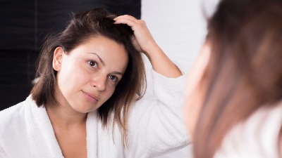 Besplatan trik od samo 10 sekundi koji sprečava da se kosa BRZO MASTI (VIDEO) 