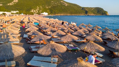 Cene ležaljki u CG razbesnele turiste: "Dobrodošli u ludilo" (FOTO)