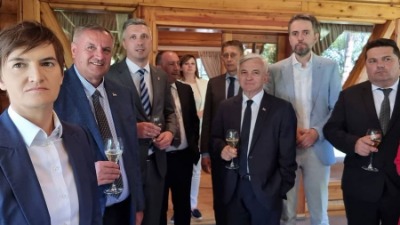 Čaša vina i gle čuda, Radule registrovao stranku