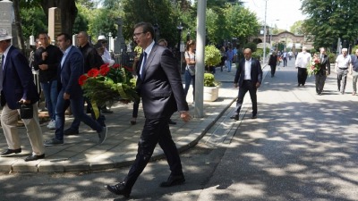 Ni sahrana ne može proći, a da ON nije u prvom planu