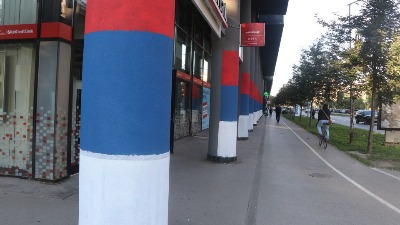 Što se krijete: U NS tokom noći opet ofarbali stubove (VIDEO) Što se krijete: U NS tokom noći opet ofarbali stubove (VIDEO)