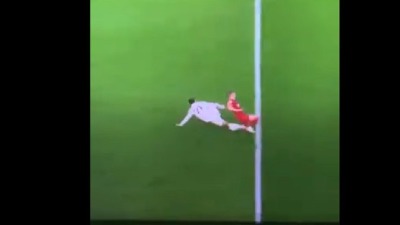 UŽASNA POVREDA Igrač Liverpula slomio nogu (VIDEO)