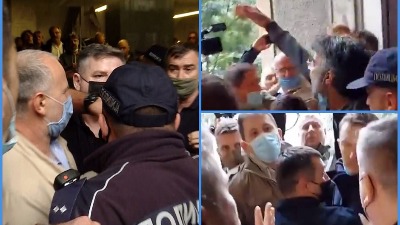 "Je l' to Velja Nevolja izašao iz zatvora": Sudska straža gura advokate (VIDEO) "Je l' to Velja Nevolja izašao iz zatvora": Sudska straža gura advokate (VIDEO)