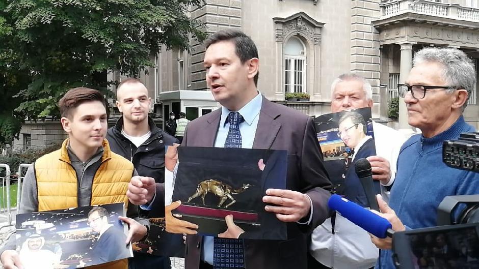 Nemanja Šarović pokazao kamilu od zlata FOTO: I. Kuzmanović