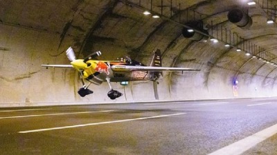 Prvi čovek koji je avionom leteo kroz tunel (VIDEO) Prvi čovek koji je avionom leteo kroz tunel (VIDEO)