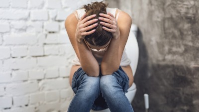 Korišćenje telefona u toaletu povećava rizik od jedne BOLESTI - više od 10 minuta je ALARM za UZBUNU