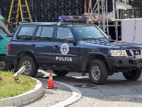 U Prištini i Kosovu Polju policija u pretresima našla kalašnjikov, pištolji, noževe i pasoš Srbije