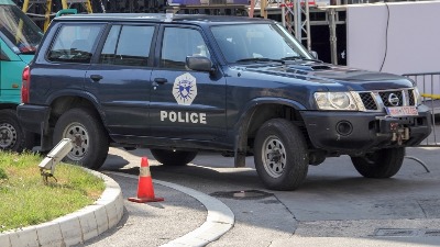 U Prištini i Kosovu Polju policija u pretresima našla kalašnjikov, pištolji, noževe i pasoš Srbije