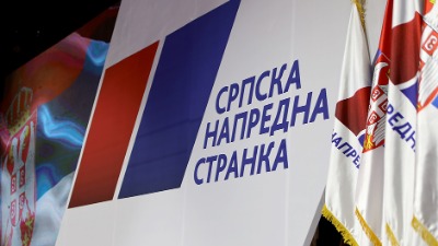 Građani ostavljaju smeće ispred prostorija SNS (FOTO)