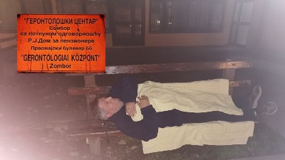 Zašto korisnik doma za stare spava na klupi (FOTO)