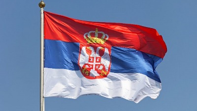 Uhapšena žena koja je skinula, gazila i zapalila zastavu Srbije