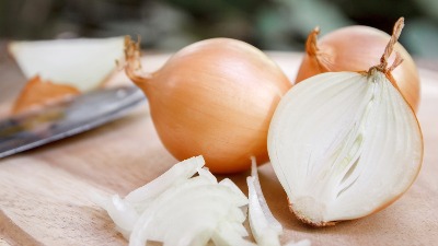 9 biljaka koje se sade sa lukom! Sprečavaju trulež, bolesti, a biljku hrane tako da će bujati sama od sebe