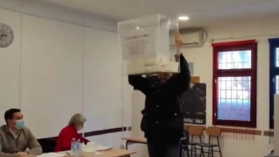 Nogo razbio glasačku kutiju, pa priveden (VIDEO)