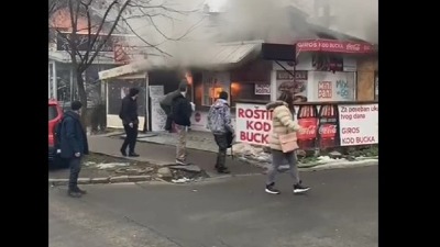 Požar u Zemunu, goreo restoran brze hrane (VIDEO)